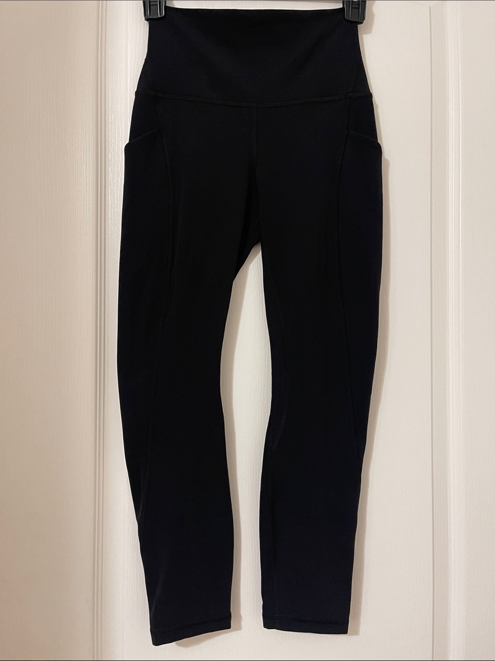 Lululemon black leggings excellent condition
Waist:12.5”
Inseam:23”